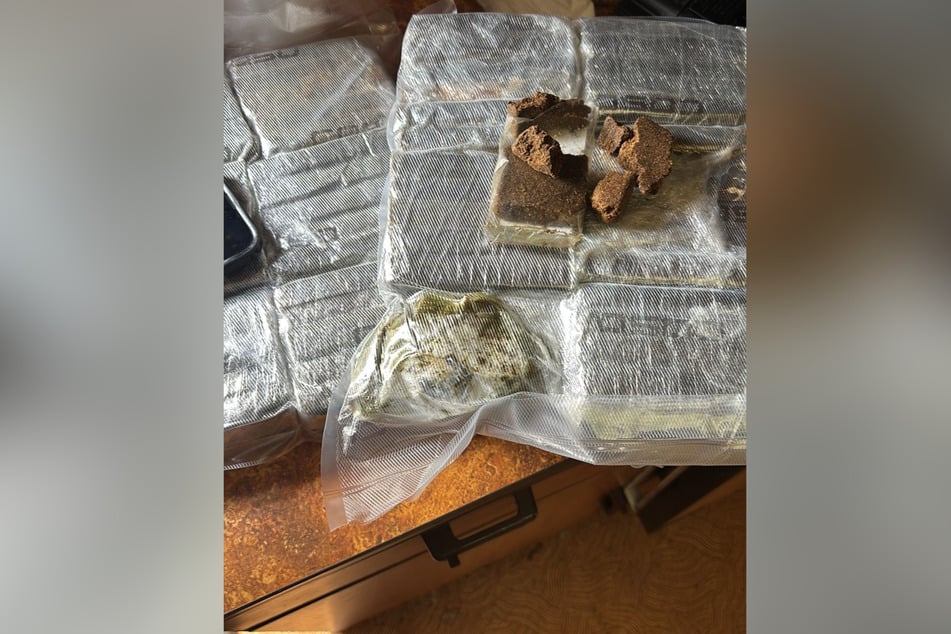 In dem Wohnwagen hat die Polizei kiloweise verschiedene Drogenpäckchen gefunden.