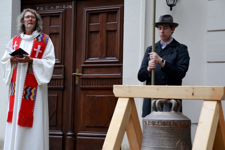 Pfarrer Matthias Weber (l.) bei einer Glockenweihe 2021. (Archivbild)