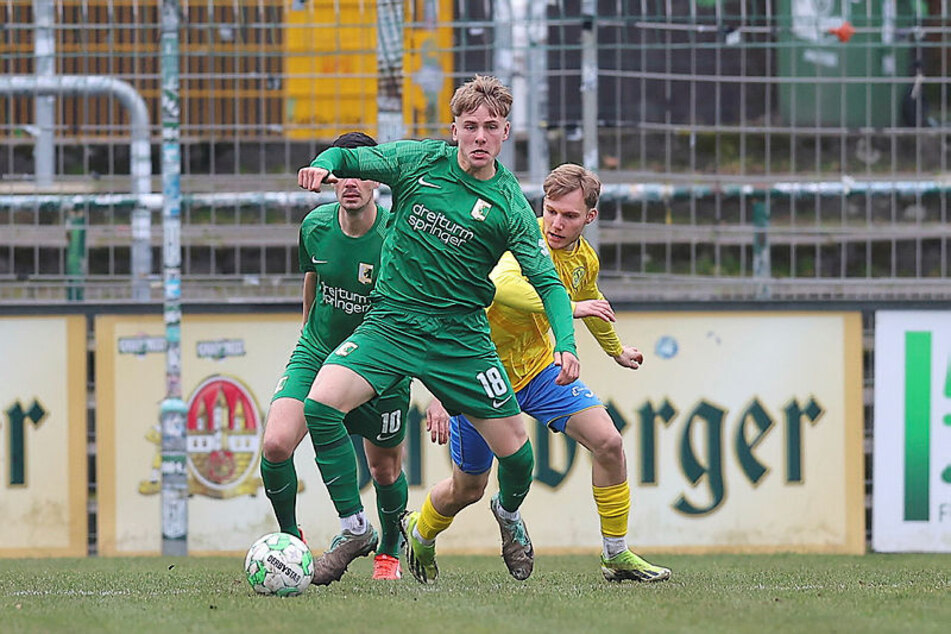 Rajk Lisinski (vorn) durfte eine Woche nach seinem Wechsel zu Chemie Leipzig direkt von Anfang an ran.