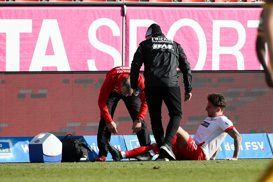 Yannik Möker (21) wurde beim Derby gegen Dynamo noch auf dem Rasen behandelt.