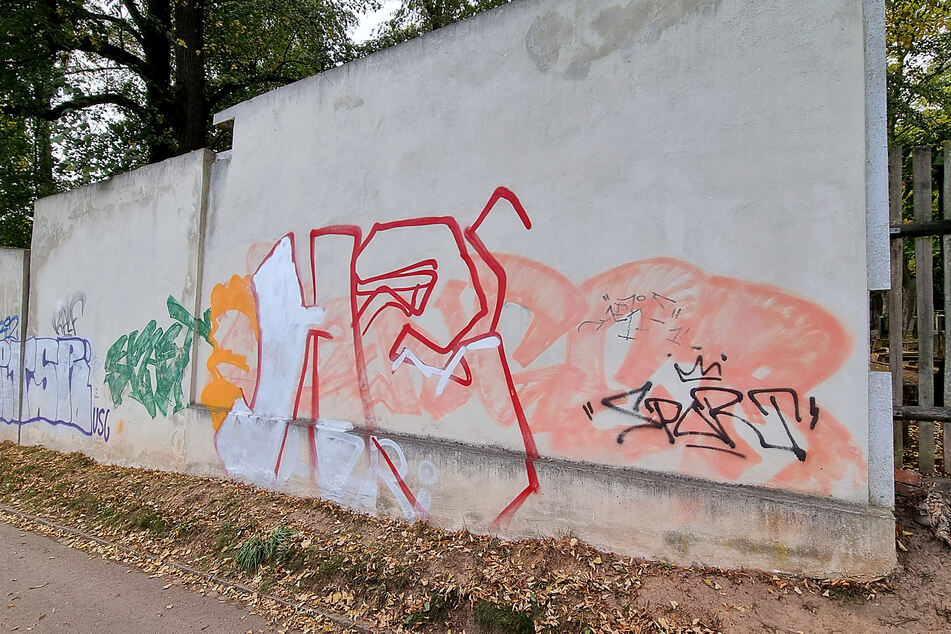 Chemnitz Mauer von jüdischem Friedhof beschmiert