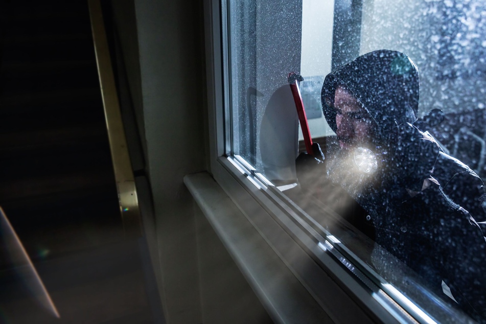 Über ein Fenster stiegen Einbrecher am Freitag in eine Chemnitzer Wohnung ein. (Symbolbild)