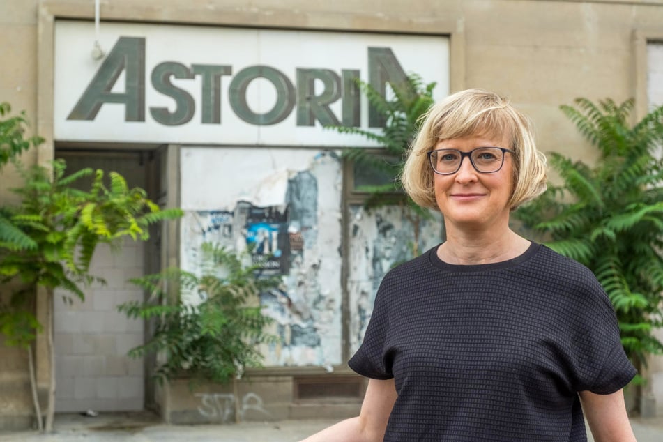 Katrin Reiser (51) vor dem Astoria Hotel in Leipzig, in dem vor gut 40 Jahren ihr Vater Alfons unter rätselhaften Umständen ums Leben kam.