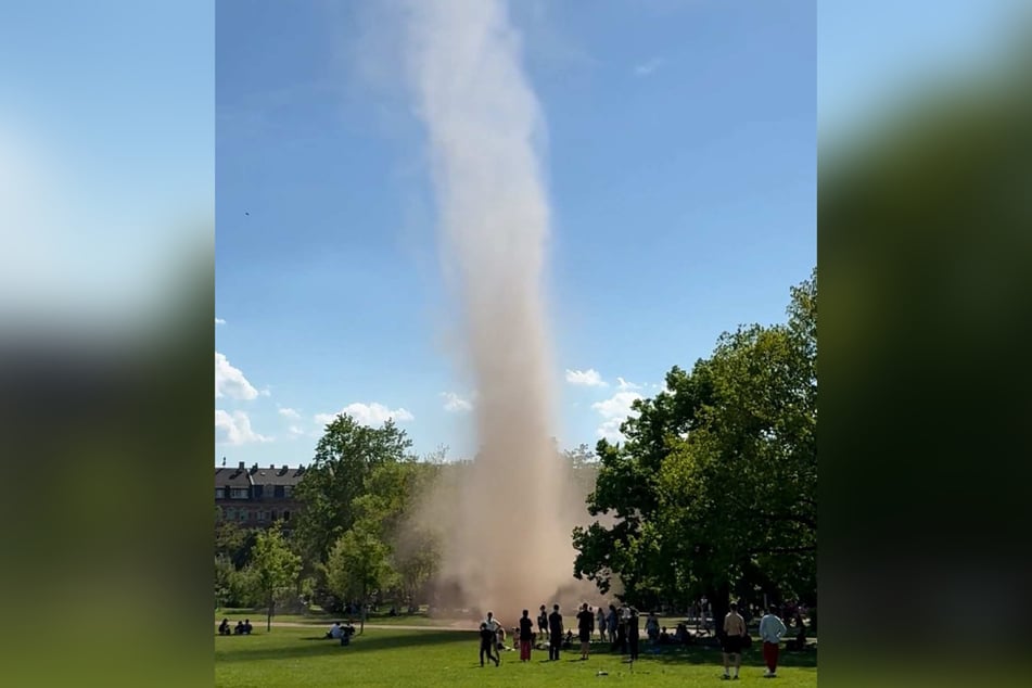 Schreck beim Picknick: Am 1. Mai zog eine 60 Meter hohe Windhose durch den Dresdner Alaunpark.