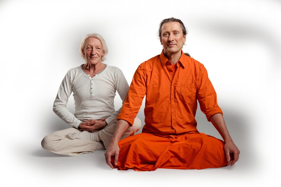 Rainer König (71, l.) und sein Dresdner Yoga-Meister Swami Brahmananda.