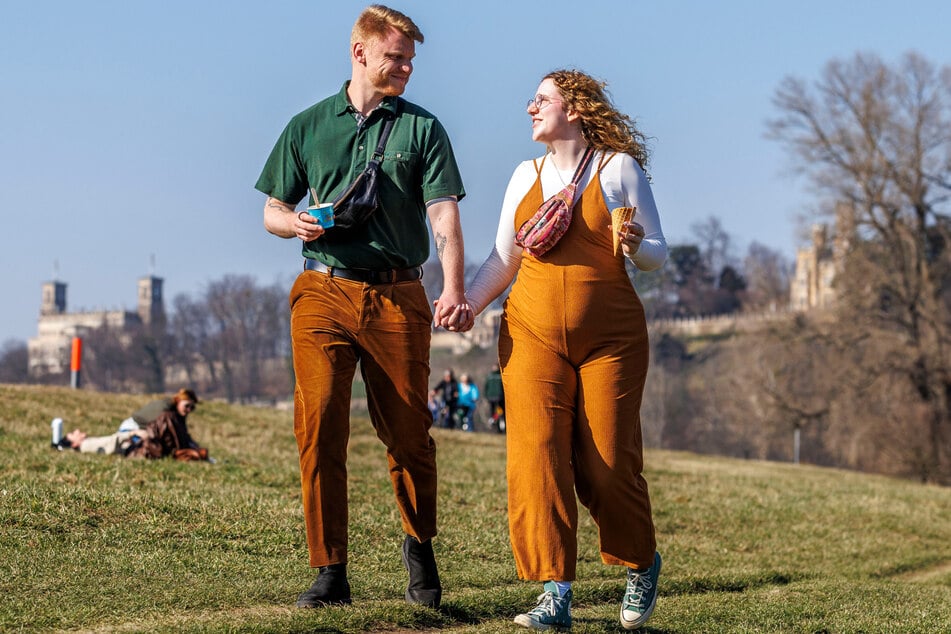 Nico Hermann und Lea Sterzel (beide 25) nutzten das Wetter und schlenderten über die Elbwiesen.