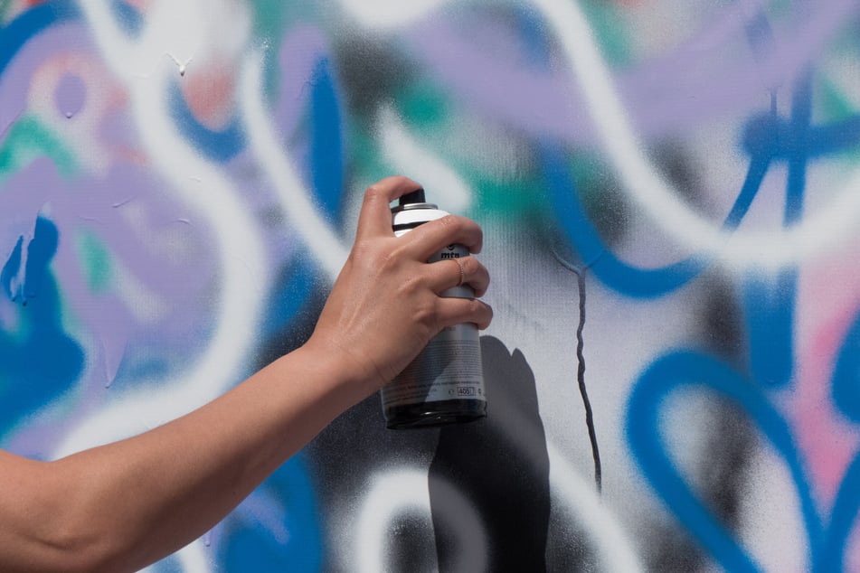 Die Sprayer hatten noch frische Farbe an den Händen, als die Polizei sie ansprach. (Symbolfoto)