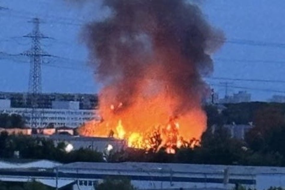 Fotos zeigen das Ausmaß des Feuers, das auf einem Betriebsgelände in Marzahn wütet.