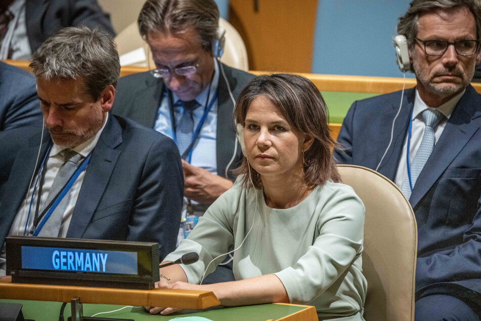 Annalena Baerbock (41, Bündnis90/Die Grünen) verfolgt die Rede von Bundeskanzler Scholz vor der UN.