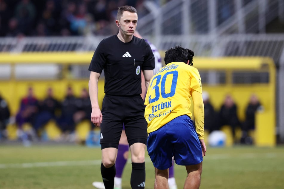 Schiedsrichter Michael Näther (26, l.) bewertete die Strafraum-Aktion gegen Eren Öztürk (21, r.) nicht als strafwürdig.