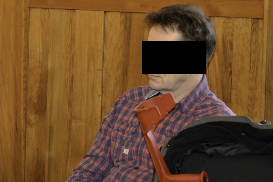 Frank C. (58) kam mit Krücken in den Gerichtssaal. Die Folgen eines Zeckenstiches beeinträchtigen seine Gesundheit massiv.