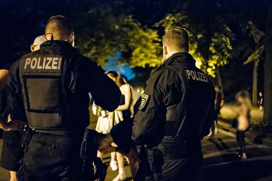 An den Wochenenden ist die Leipziger Polizei an Party-Hotspots wie der Sachsenbrücke, dem Palmenagarten oder dem Mariannenpark im Dauereinsatz.