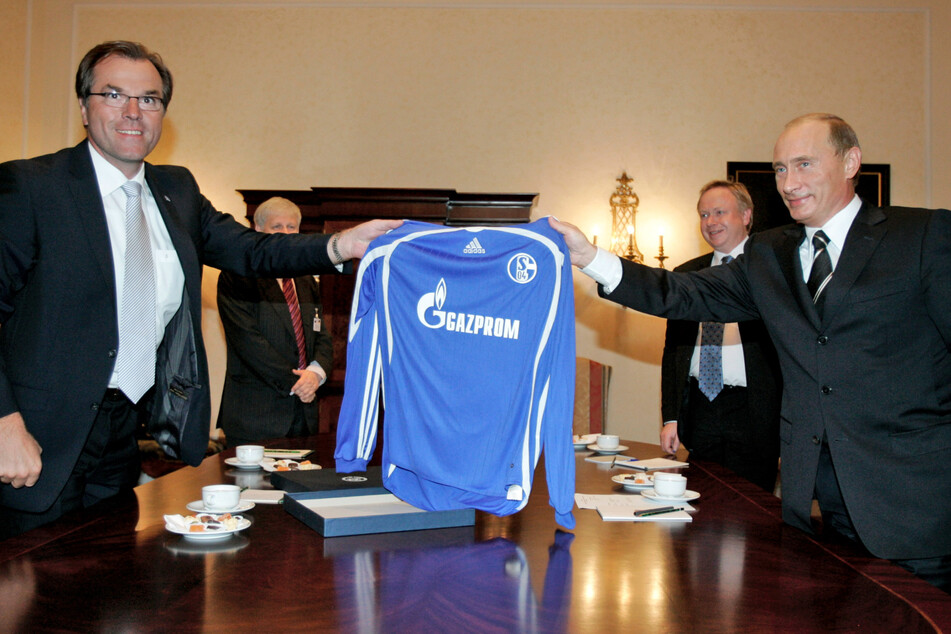 2006 in Dresden: Der russische Präsident Wladimir Putin (69, r.) und Clemens Tönnies (65, l.), damaliger Aufsichtsratsvorsitzender vom FC Schalke 04, halten ein Knappen-Trikot mit der Aufschrift des neuen Sponsors Gazprom hoch.