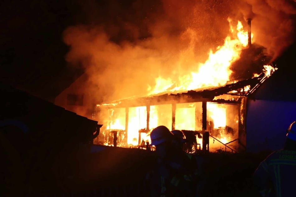 Großbrand in NRW: Mutige Nachbarn retten Bewohner aus brennendem Haus