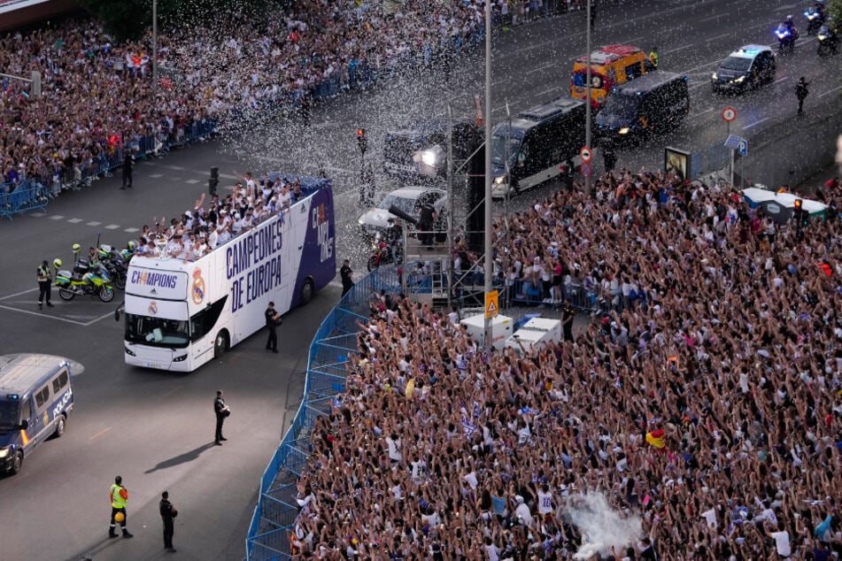 Tausende Menschen haben Real Madrid bei der Siegesparade nach dem Champions-League-Triumph zugejubelt.