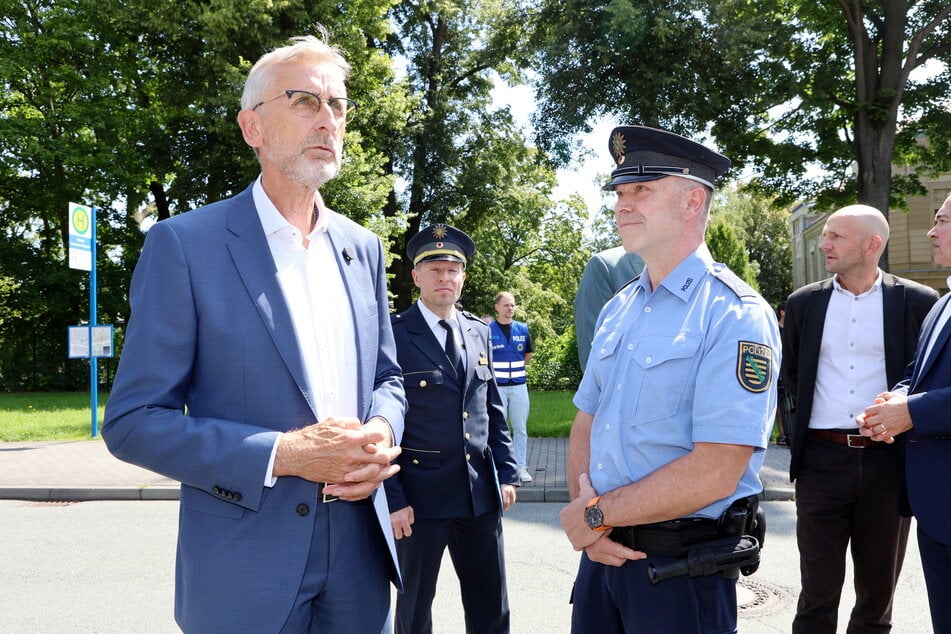 Innenminister Armin Schuster (64, l., CDU) verschaffte sich am Donnerstag einen Überblick über die Kontrollen in Görlitz.