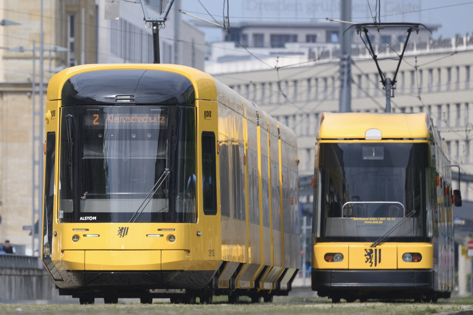 Eine Straßenbahn (l.) vom Typ NGT DX DD der Dresdner Verkehrsbetriebe. Die neuen Fahrzeuge sind breiter als die "alten" Bahnen.