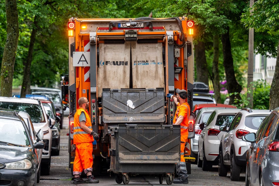 ASR-Mitarbeiter leeren eine Restmüll-Tonne auf dem Kaßberg.