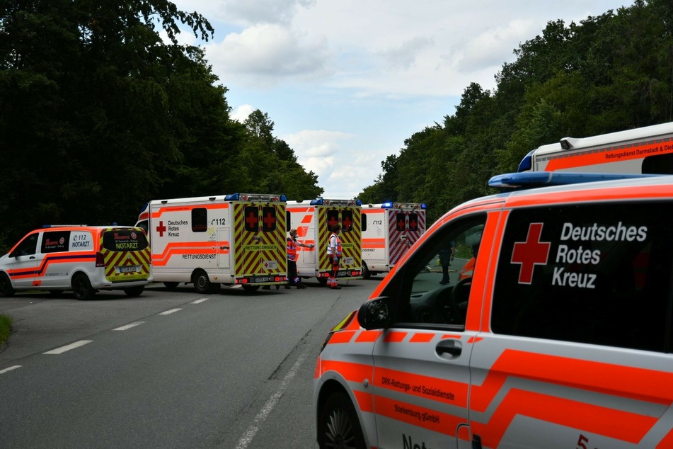 Ein Großaufgebot an Rettungskräften traf umgehend nach dem schweren Frontal-Crash zweier Autos nahe Messel (Südhessen) ein.