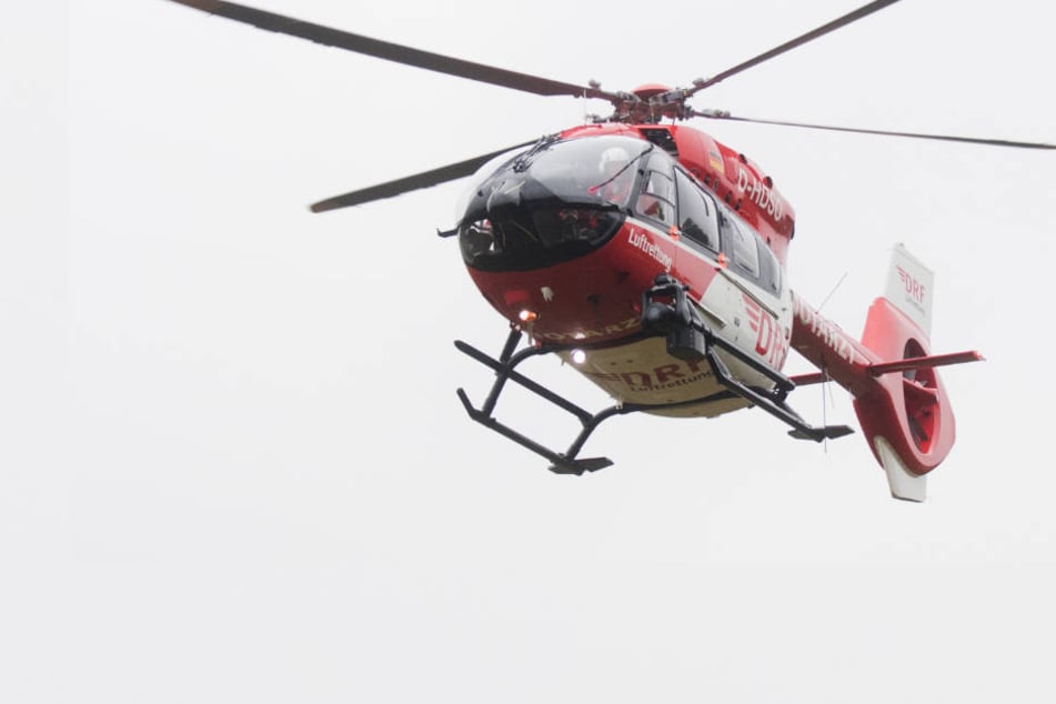 Unfall A3: Auto mit drei Personen stürzt von A3: Schwer verletzte 21-Jährige von Hubschrauber in Klinik gebracht