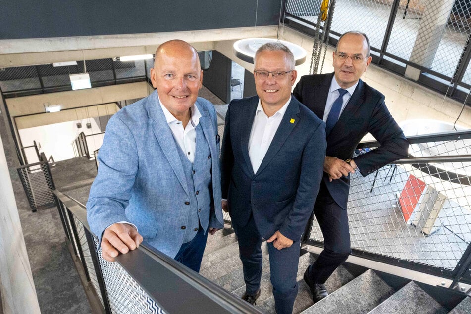 Prokurist Frank Neuber (58), Bürgermeister Jan Pratzka (54) und TUDAG-Vorstand Jacques Rohayem (58) auf der "Himmelsleiter", die Licht ins Gebäude bringt.