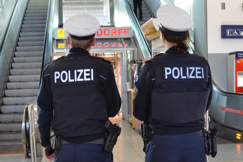 Die Bundespolizei musste in Regensburg eingreifen. Für mehrere Beamte wurde es bei dem Einsatz am vergangenen Freitag gefährlich. (Symbolbild)