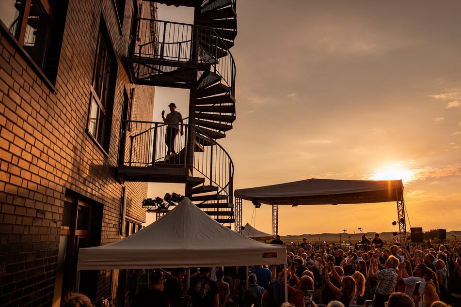 Großer Auftritt bei Sonnenuntergang: Johannes Oerding (42) bei den "StrandGut Acoustic Sessions" 2023.