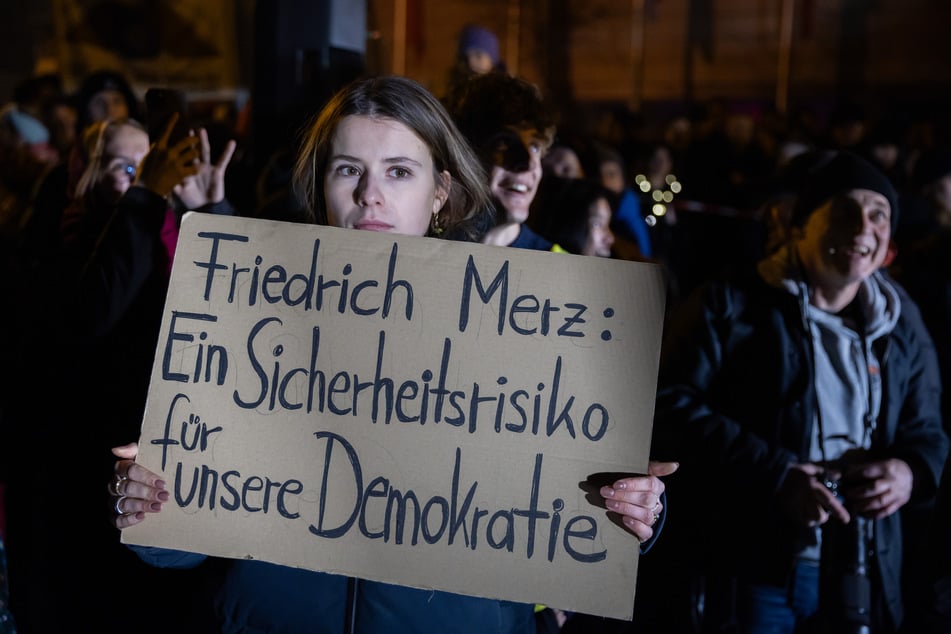 Luisa Neubauer (28) bei einer Kundgebung gegen die Migrationspläne von Union und AfD am Donnerstag vor der CDU-Bundesgeschäftsstelle.