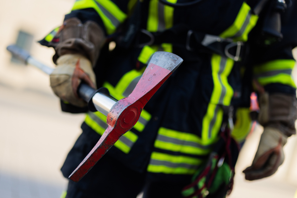 Der Betrunkene schlug mit einer Axt nach einem Unfall auf ein Auto ein. (Symbolfoto)