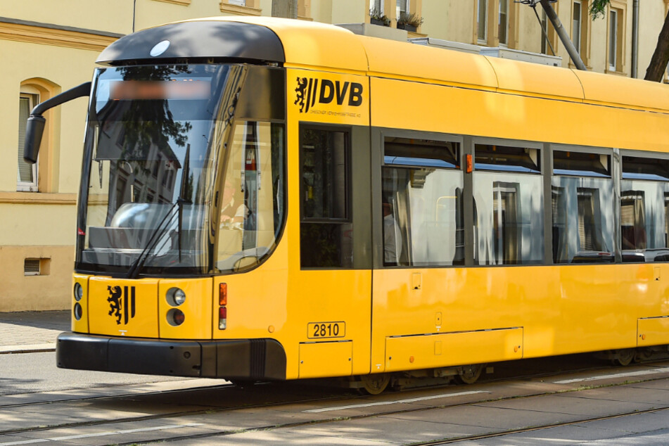 Eine Straßenbahn fährt durch Dresden. Die junge Frau wurde an der Haltestelle Schlehenstraße beleidigt (Symbolbild).