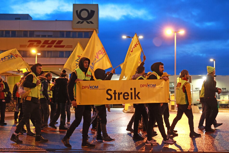 Mitarbeiter der Deutschen Post streiken ab Dienstag für mehr Geld. (Archivbild)