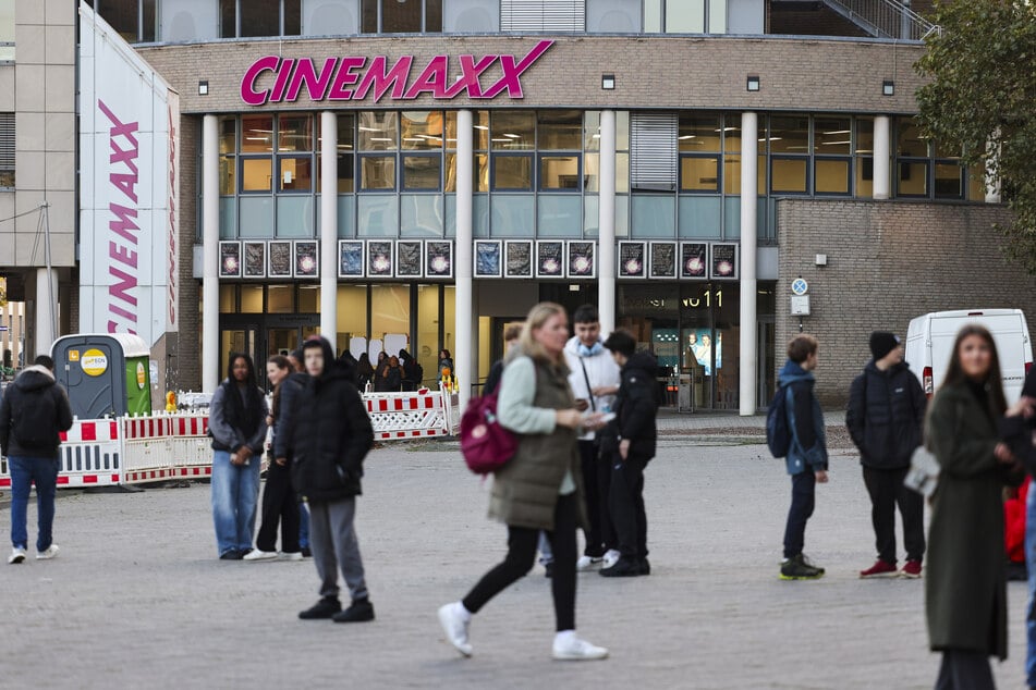 Der 38-Jährige hatte auch vor dem Kino mit Brandsätzen um sich geworfen. Die Polizei griff ein.