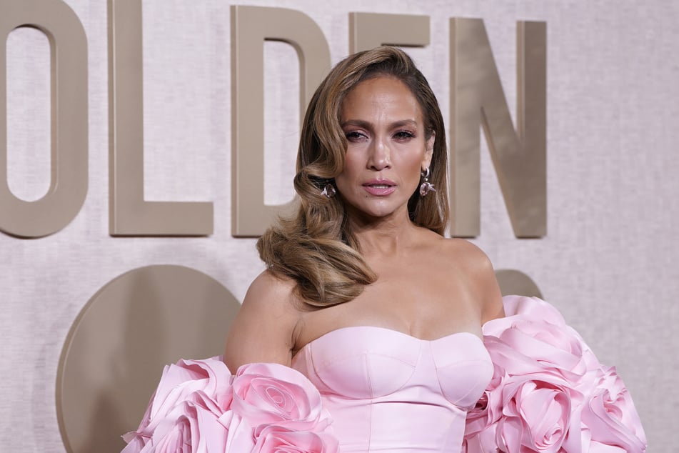 Jennifer Lopez (54) trägt aktuell keine langen Haare mehr.