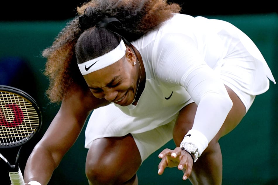 Verletzt sank Serena Williams (39) mehrfach zu Boden. Der Kampf gegen die Schmerzen - sie verlor ihn am Dienstagabend in London.