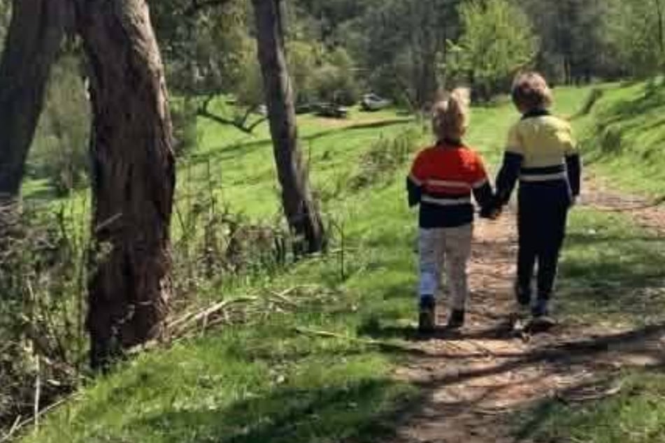 Mutter fotografiert Kinder bei Spaziergang: Als sie das Bild später ansieht, durchfährt sie der Schock