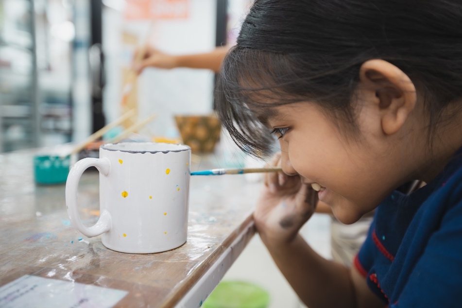 Beim Bemalen von Keramik können Kinder ihre Kreativität voll ausleben. (Symbolbild)