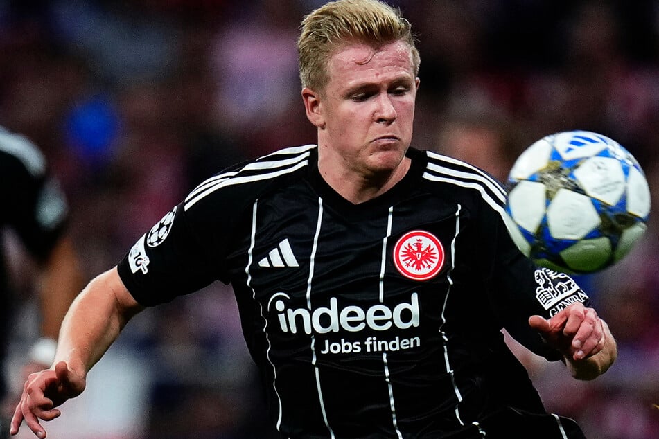 Bei Eintracht Frankfurt hofft man, dass Torjäger Jonathan Burkardt (25) am kommenden Samstag beim Heimspiel gegen Gladbach wieder im Kader stehen kann.