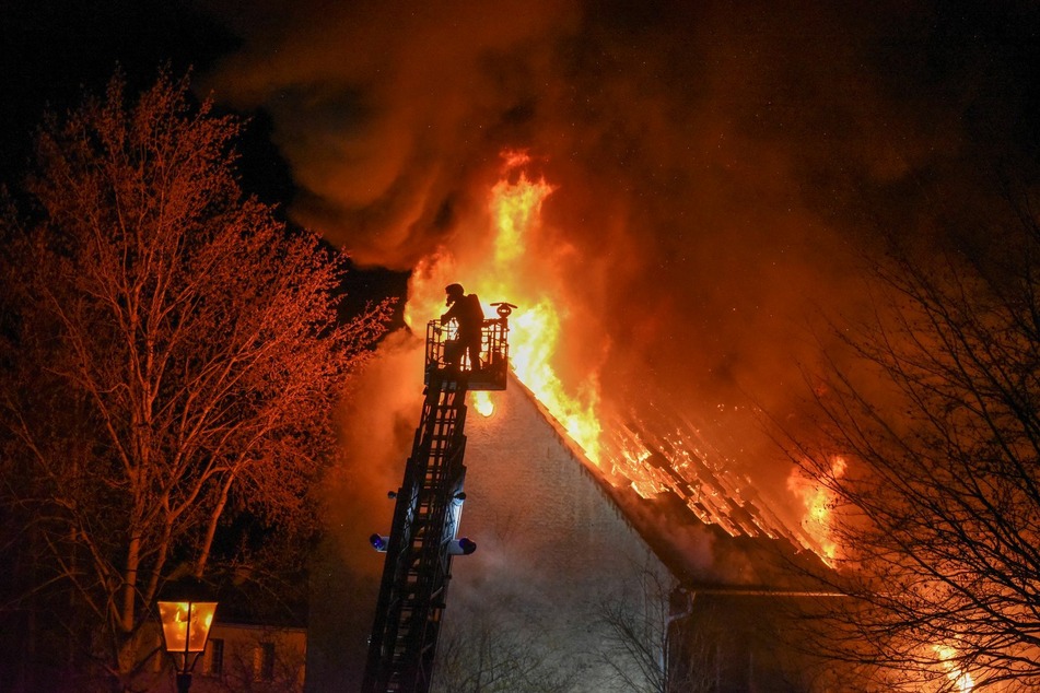 Meterhohe Flammen schlugen in der Nacht auf Freitag aus einer Scheune in Leisnig.