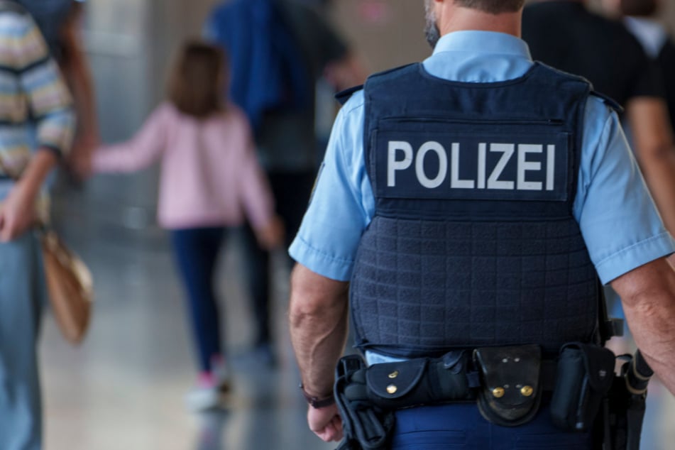 Polizei stoppt Mann und Kind am Flughafen: Sofort schrillen die Alarmglocken