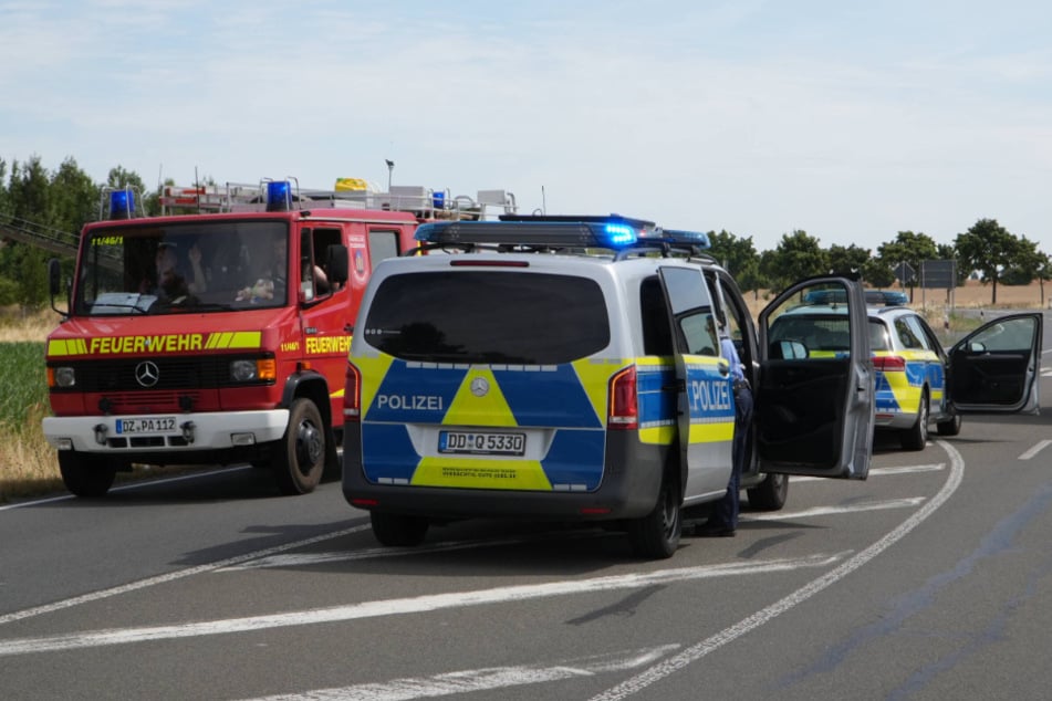 MZ fliegt ins Feld: Fahrer im Krankenhaus, Straße gesperrt