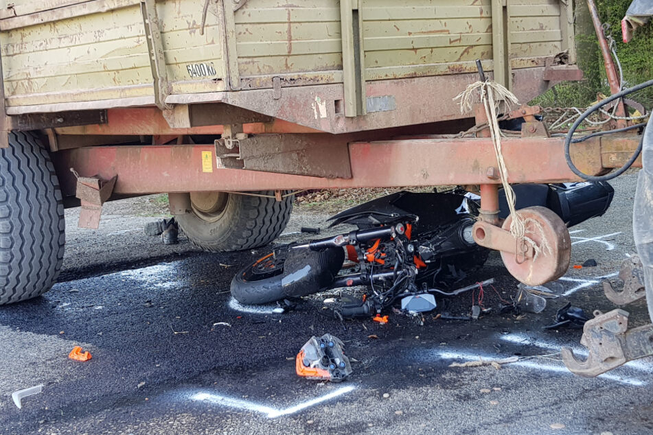 Das Motorrad blieb unter der Maschine liegen.