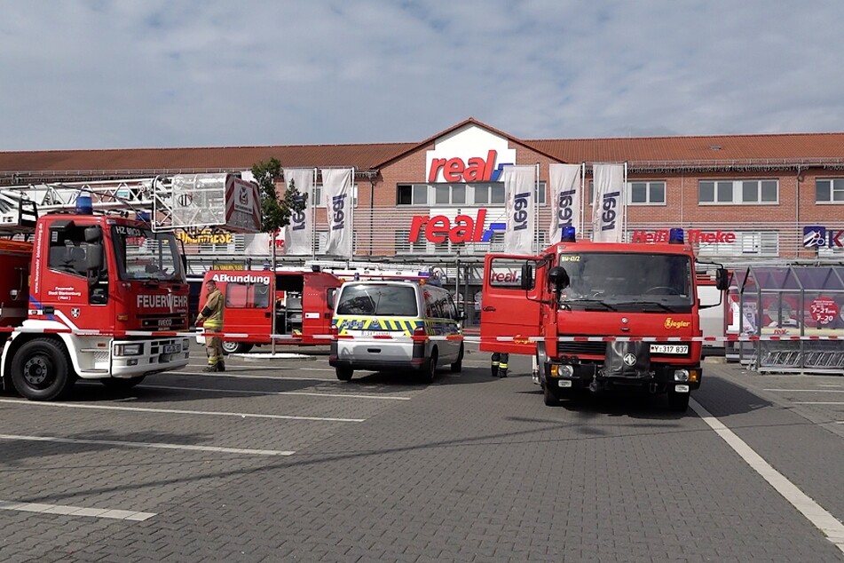 Nach der Explosion rückten zahlreiche Einsatzfahrzeuge an.