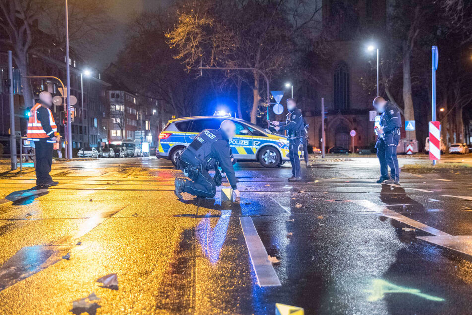 Die Polizei sperrte den Kreuzungsbereich nach dem Unfall am Freitagabend ab und sicherte die Spuren.