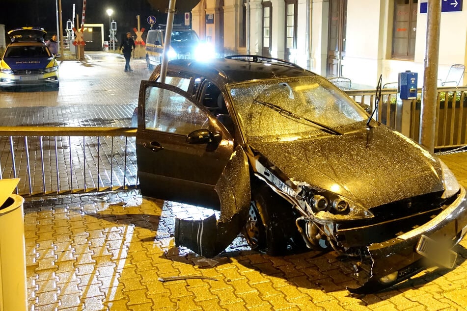 Infolge der Verfolgungsjagd durch Beamte durchbrach der Ford-Fahrer (29) das Bahnhofsgeländer in Pirna.