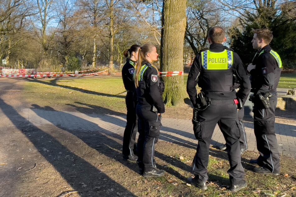 In Hamburg-Dulsberg soll am Mittwochnachmittag ein Mann niedergestochen worden sein. Die Mordkommission ermittelt.