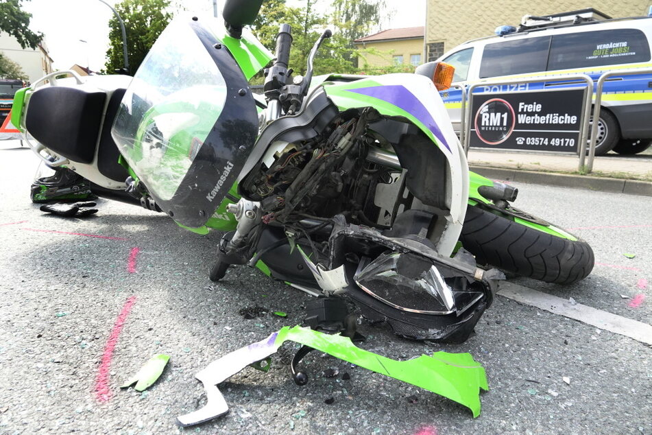 Der Biker wurde bei dem Unfall schwer verletzt.
