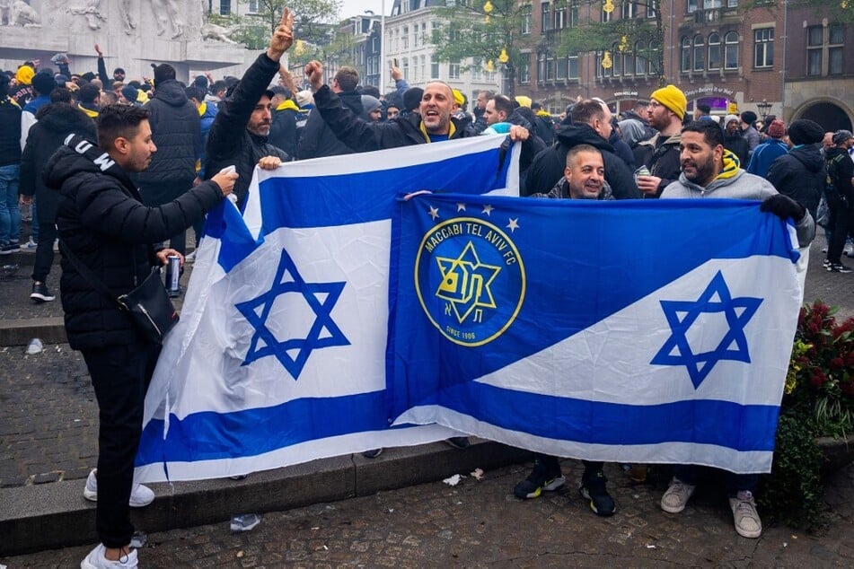 Da war noch alles friedlich: Maccabi-Fans feiern weit vor dem Spiel in Amsterdam.