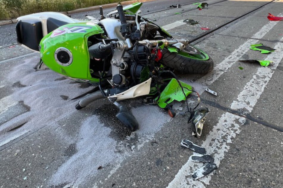 Heftiger Crash im Süden: Motorradfahrer schwer verletzt!
