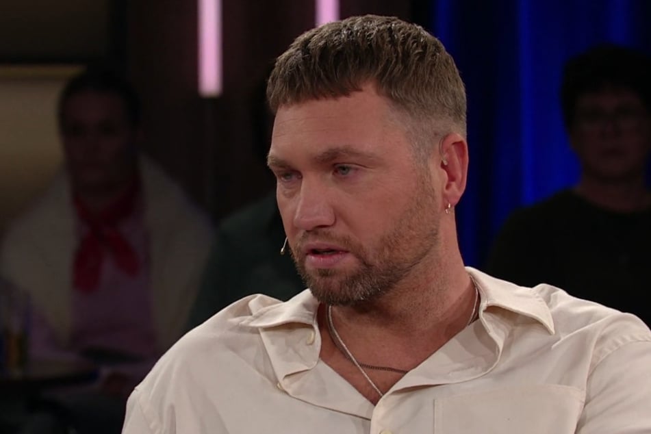 Mit Tränen in den Augen erzählt der Influencer von seinem langen Leidensweg nach der Krebs-Diagnose.