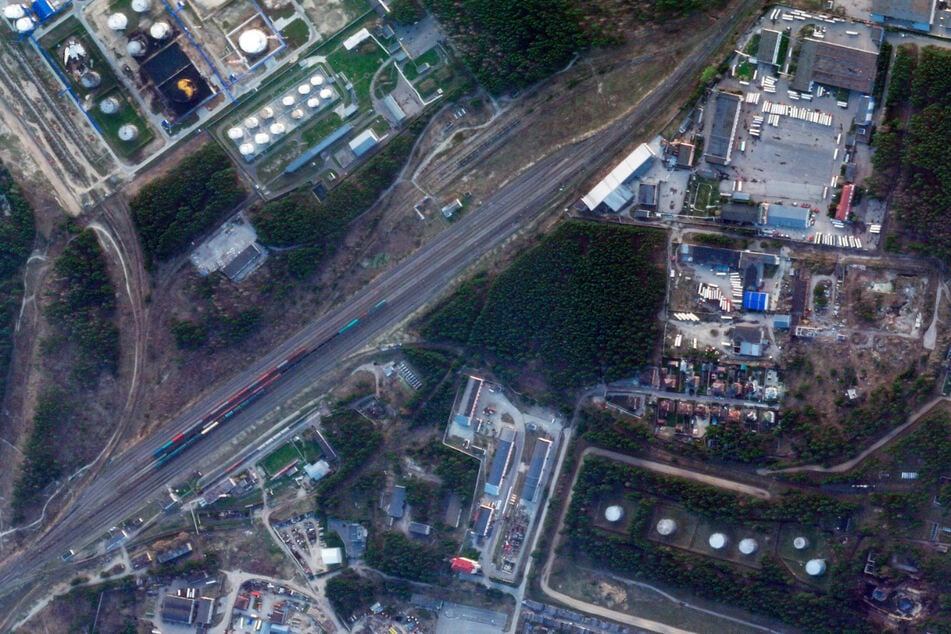 Ein Satellitenbild von Planet Labs PBC zeigt oben links und unten rechts Schäden durch Explosionen und Brände in zwei Öldepots in Brjansk.